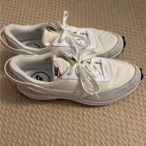 EUC women’s Nike Waffle Debut Sneaker in white size 11M